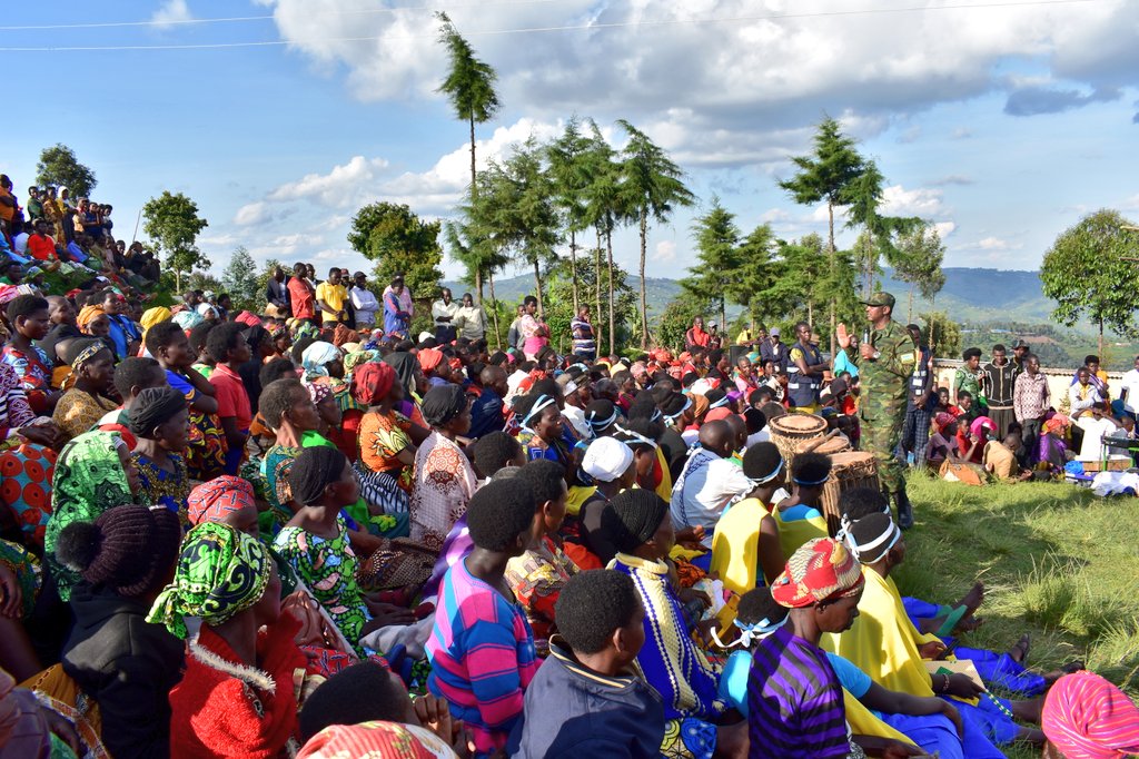 rulindodistrict's tweet image. Iki gicamunsi Umuyobozi wa @rulindodistrict @Jmukanyirigira ari kumwe n'inzego z'umutekano basuye Umurenge wa #Kisaro, bakemura ibibazo by'abaturage mu Nteko. 𝐓𝐮𝐫𝐚𝐧𝐝𝐮𝐫𝐞 𝐚𝐤𝐚𝐫𝐞𝐧𝐠𝐚𝐧𝐞 𝐚𝐤𝐚𝐫𝐢𝐤𝐨 𝐤𝐨𝐬𝐞, 𝐝𝐮𝐬𝐡𝐲𝐢𝐫𝐚 𝐮𝐦𝐮𝐭𝐮𝐫𝐚𝐠𝐞 𝐤𝐮 𝐢𝐬𝐨𝐧𝐠𝐚