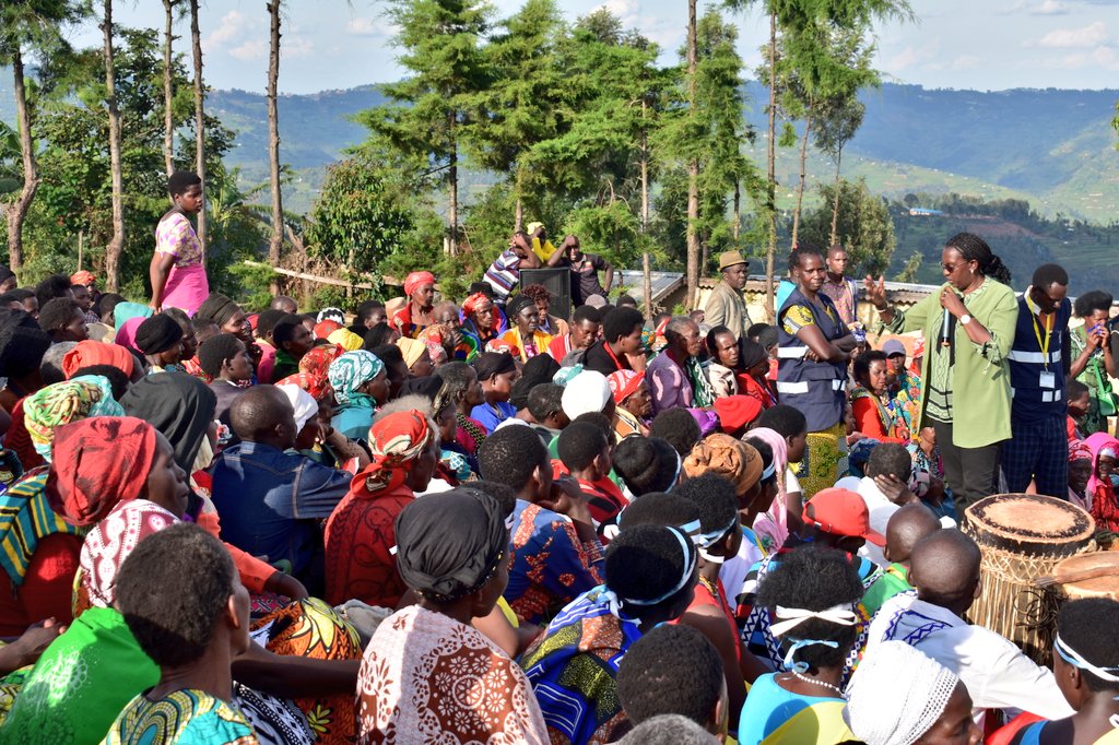 rulindodistrict's tweet image. Iki gicamunsi Umuyobozi wa @rulindodistrict @Jmukanyirigira ari kumwe n'inzego z'umutekano basuye Umurenge wa #Kisaro, bakemura ibibazo by'abaturage mu Nteko. 𝐓𝐮𝐫𝐚𝐧𝐝𝐮𝐫𝐞 𝐚𝐤𝐚𝐫𝐞𝐧𝐠𝐚𝐧𝐞 𝐚𝐤𝐚𝐫𝐢𝐤𝐨 𝐤𝐨𝐬𝐞, 𝐝𝐮𝐬𝐡𝐲𝐢𝐫𝐚 𝐮𝐦𝐮𝐭𝐮𝐫𝐚𝐠𝐞 𝐤𝐮 𝐢𝐬𝐨𝐧𝐠𝐚