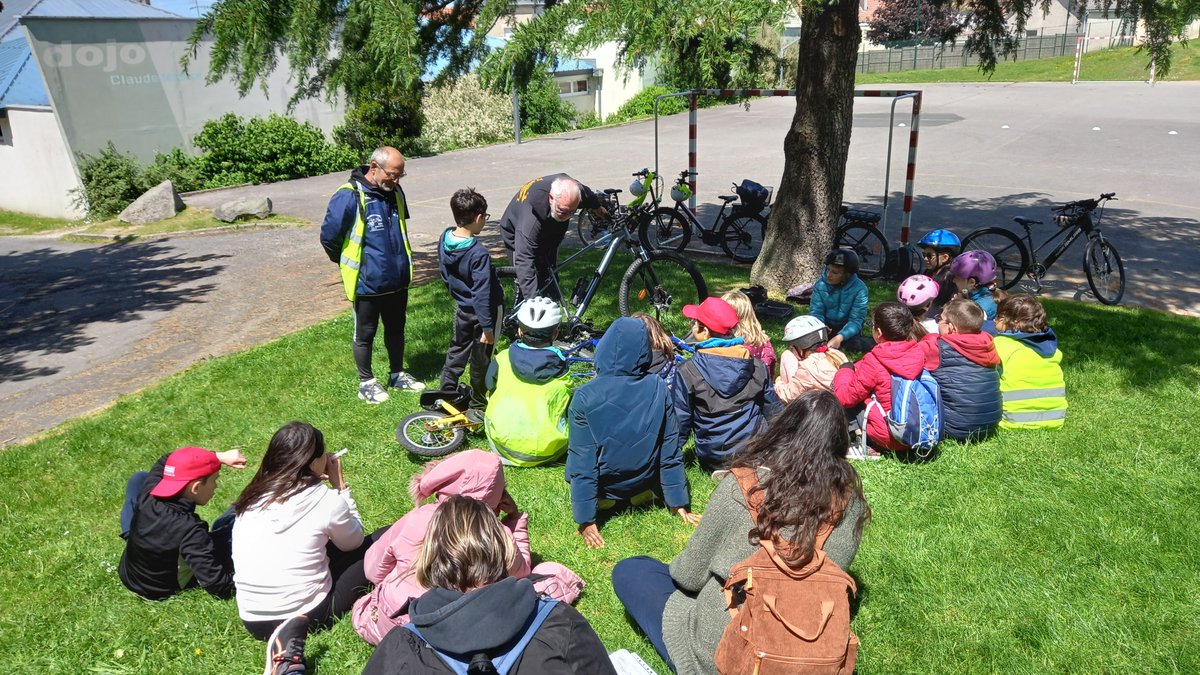 CPDEPS79's tweet photo. JSR à Bressuire. Validation du #SRAV pour les élèves de Terves, Courlay et de l'école de La Marelle @usep_79 . 6 ateliers animés par @Prevention_MAIF, @SDIS79, les gendarmes, les IDSR, des bénévoles. Merci à tous! @DSDEN79 @v_guggiari @usepnationale https://t.co/6nCneuXVvk