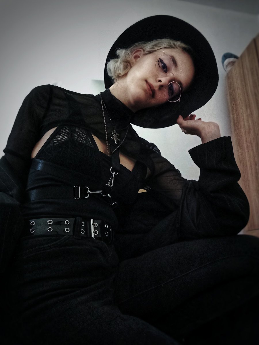 Elosiu_'s tweet photo. 🖤🖤🖤 https://t.co/UjsceXZ1Yt