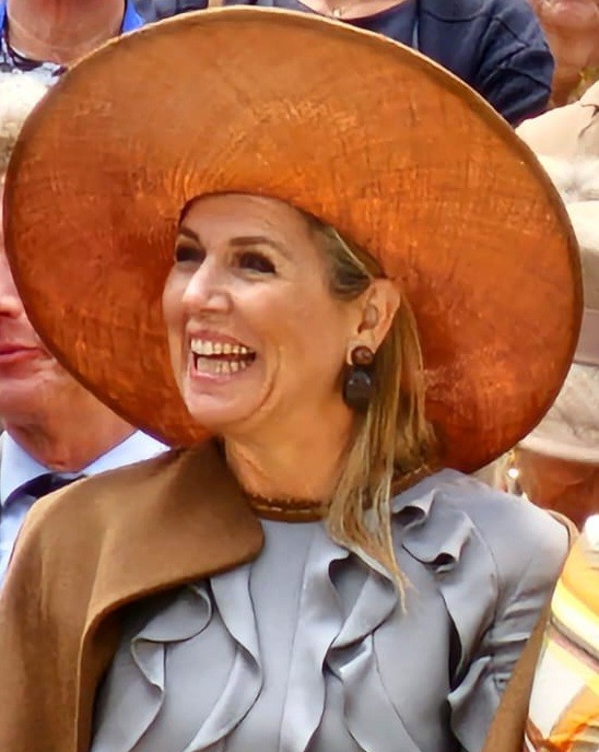 Vandaag heeft Koningin Máxima het vernieuwde @VanGoghVillage Museum in Nuenen officieel geopend. Burgemeester <a href="/MaartenHouben/">𝙼𝚊𝚊𝚛𝚝𝚎𝚗 𝙷𝚘𝚞𝚋𝚎𝚗</a> heette haar van harte welkom in de gemeente Nuenen.