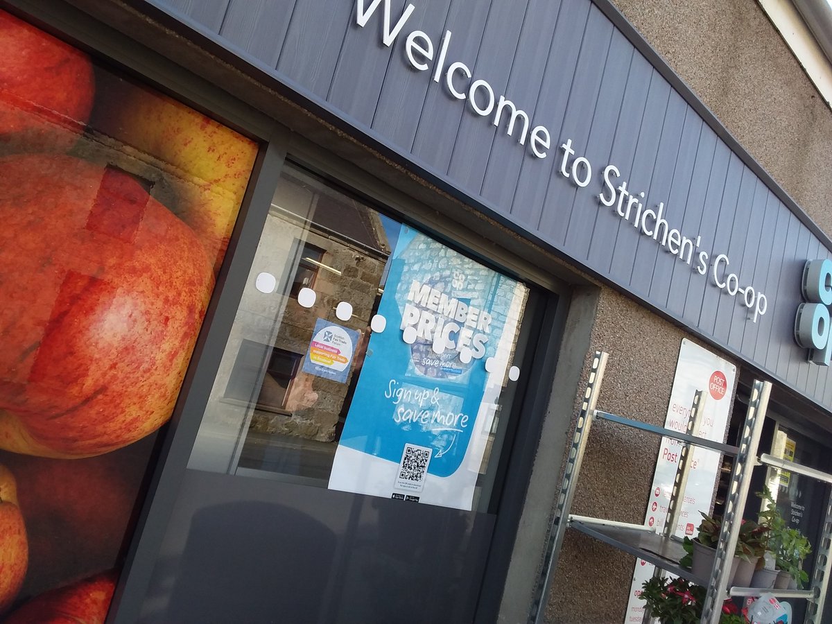 babshooli's tweet image. Here's @coopuk #Strichen getting its #Fairtrade window sticker from @FairTradeNation 
Check out other venues stocking Fairtrade in Scotland here
scottishfairtradeforum.org.uk/get-involved/f…
