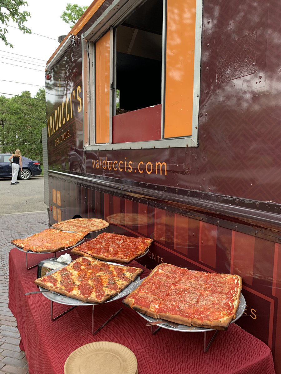 Valduccis's tweet photo. Party Time 
#pizza #foortruck #catering #SummerHouse #valduccis #cheesepizza https://t.co/uvrgNLzB4a