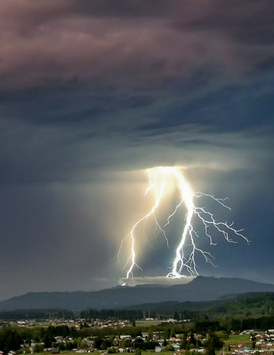SC_CR_AERIALS's tweet photo. The lightning was so incredible last night in the South Puget Sound https://t.co/9j069Yzi9m