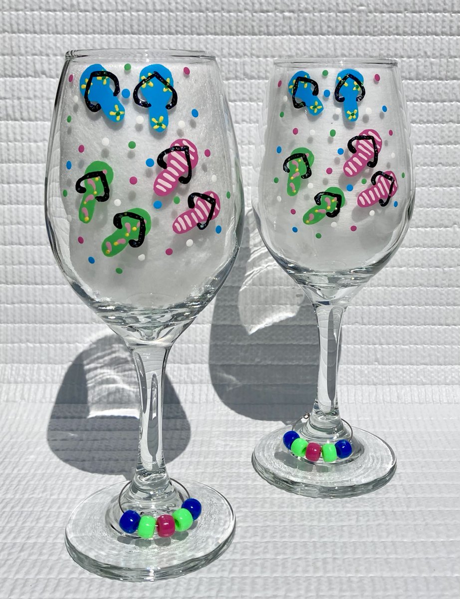 etsy.com/listing/145608… #flipflops #wineglasses #summerglasses #SMILEtt23 #birthdaygift #paintedflipflops #uniquegifts #wineglasscharms #beachwedding