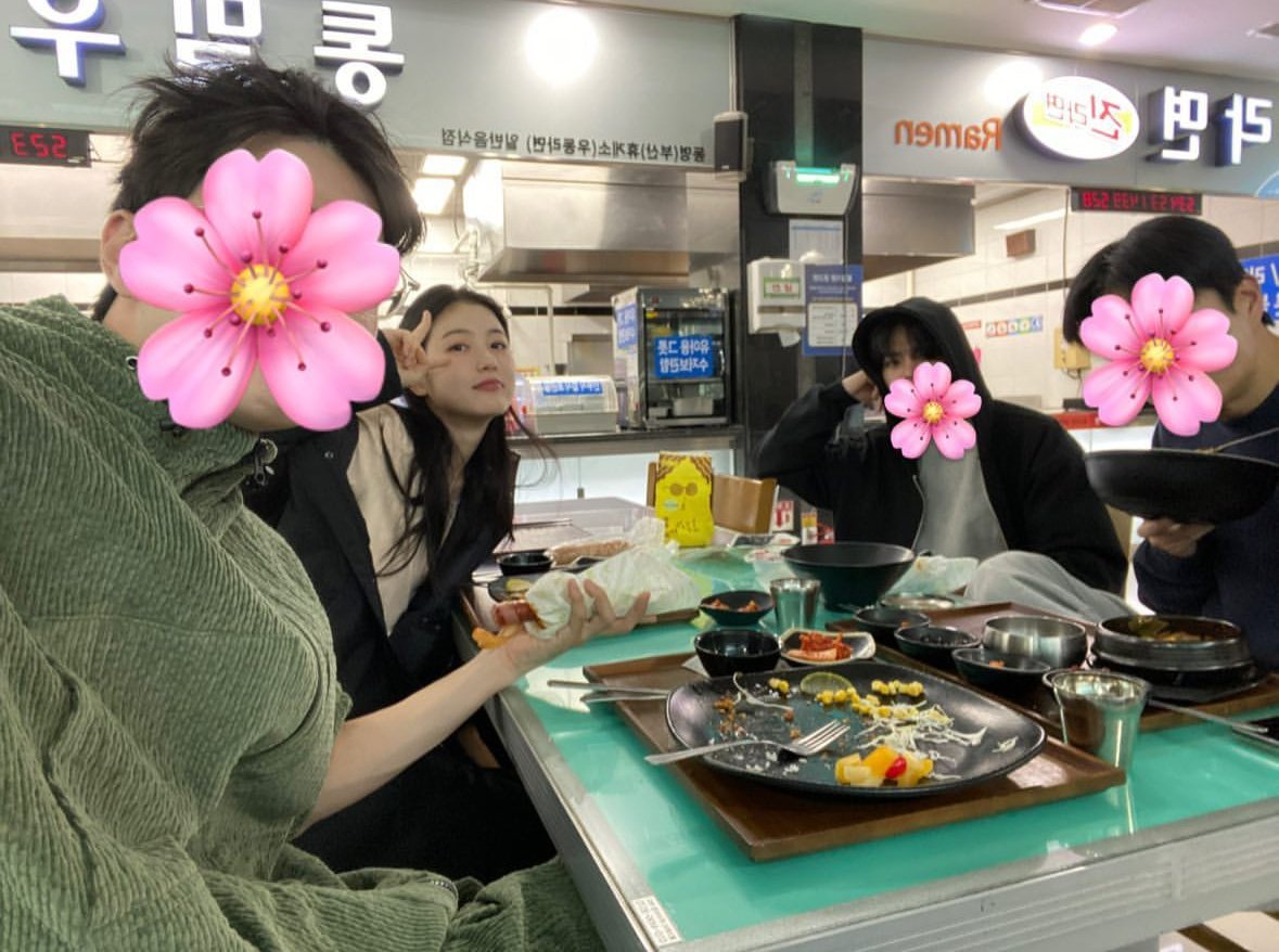 girlseayou's tweet photo. Yeeun just like with her three bodyguards ✨🖤
#TheSecretRomanticGuesthouse
#ShinYeeun #Yeeun
#Ryeoun
#Kanghoon
#JungGunjoo #Gunjoo https://t.co/mbxLuO3Kjh