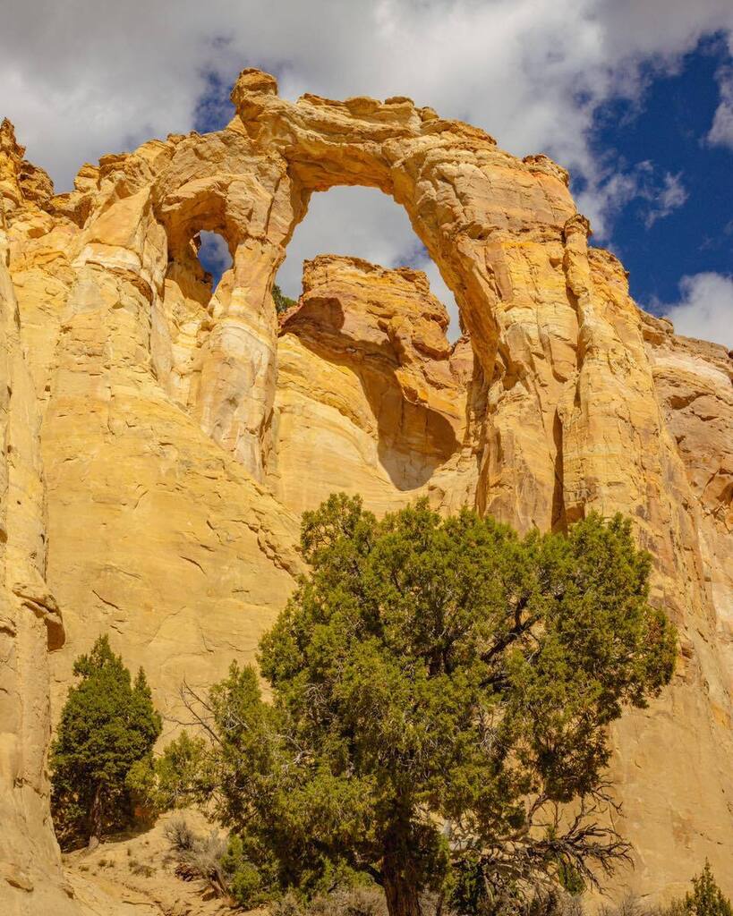 Grosvenor Arch just off Cottonwood Road in the Grand Staircase-Escalante National Monument #grandstaircaseescalante #utah #adventurephotography 

.
.
.

#canon #canonexploreroflight #canonusa #ShotOnCanon #adventurephotography #travelphotography #adobeli… instagr.am/p/CsT49_VMpWI/