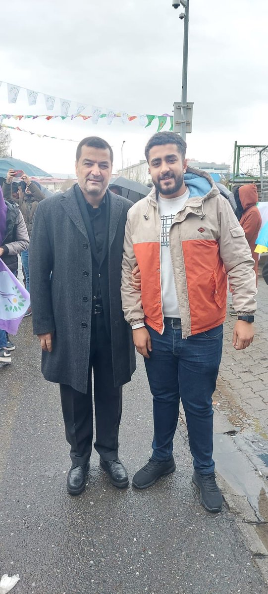 Seçim Süreci boyunca muazzam emek harcayan sevgili Berat arkadaşımız nezdinde tüm çewlik gençliğine minnettarız….
Hdp gençlik.
Bingöl Hdp.