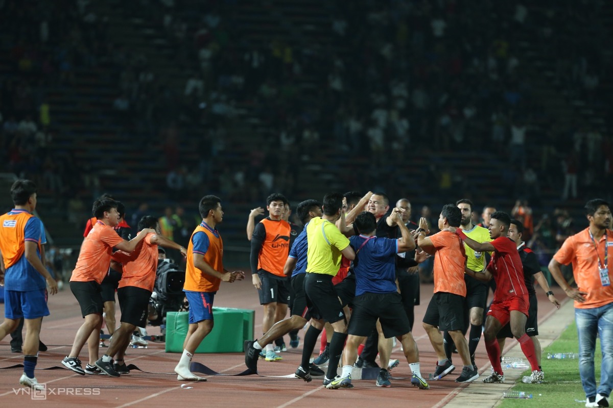 theaseanball's tweet photo. 😱The melee between Thailand 🇹🇭 and Indonesian 🇮🇩 players and staff at the 2023 SEA Games final.

🟥7 red cards in 1 match. Sad record of SEA Games !

#SEAGames2023 #Cambodia2023 #THAvIND

📸 Vnexpress https://t.co/Jx8epqvVdQ