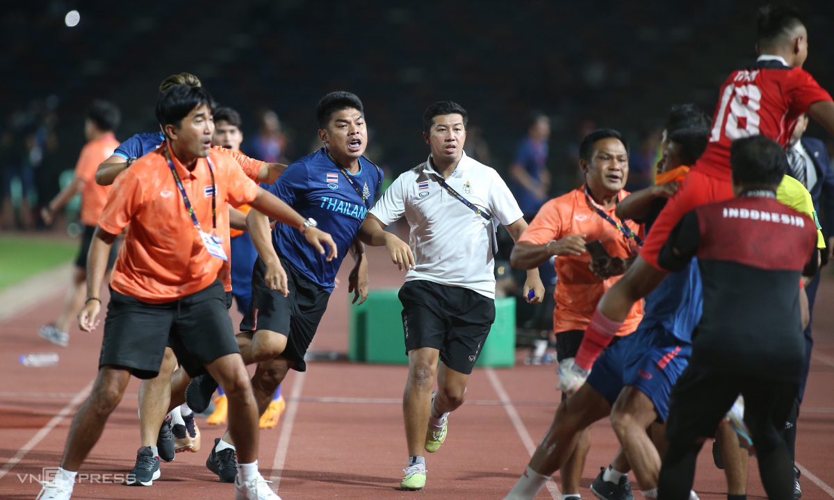 😱The melee between Thailand 🇹🇭 and Indonesian 🇮🇩 players and staff at the 2023 SEA Games final.

🟥7 red cards in 1 match. Sad record of SEA Games !

#SEAGames2023 #Cambodia2023 #THAvIND

📸 Vnexpress