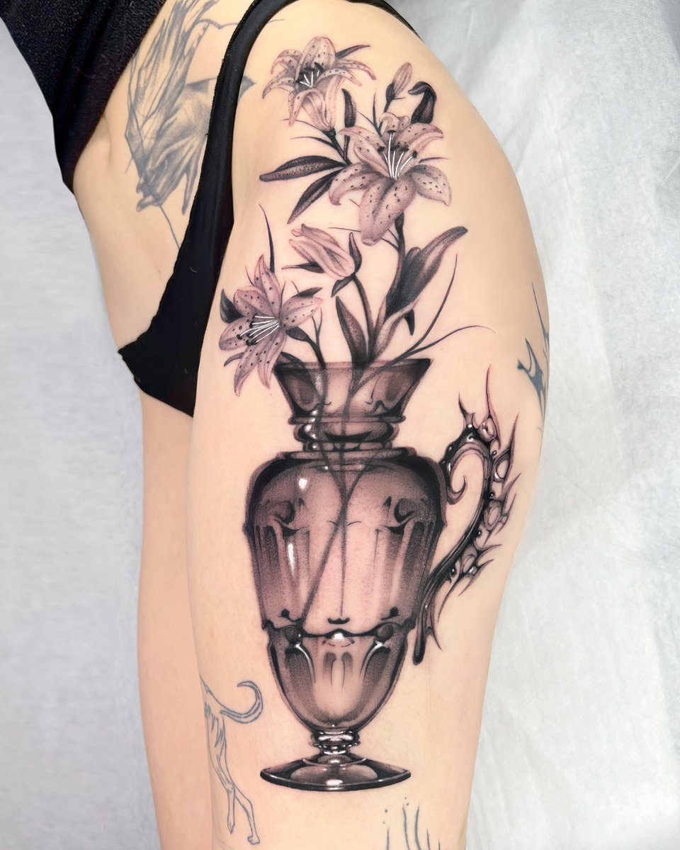 zefyreon's tweet photo. 6h de tattoo sur la cuisse/ hanche pour ma cliente, encore une warrior dans la team. Pour un effet verre fumé 🥺 https://t.co/VMjYjH8G5v