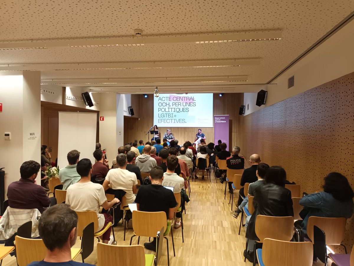 🌈Sala plena de gom a gom a l'acte central de l'Observatori en el marc del dia internacional contra l'LGTBI-fòbia. Exigim polítiques LGTBI+ efectives. Lliurarem els premis 17 de maig i exposarem les conclusions del #CompromísLGTBI28m 
👉Directe: youtube.com/watch?v=Sf2oyw…