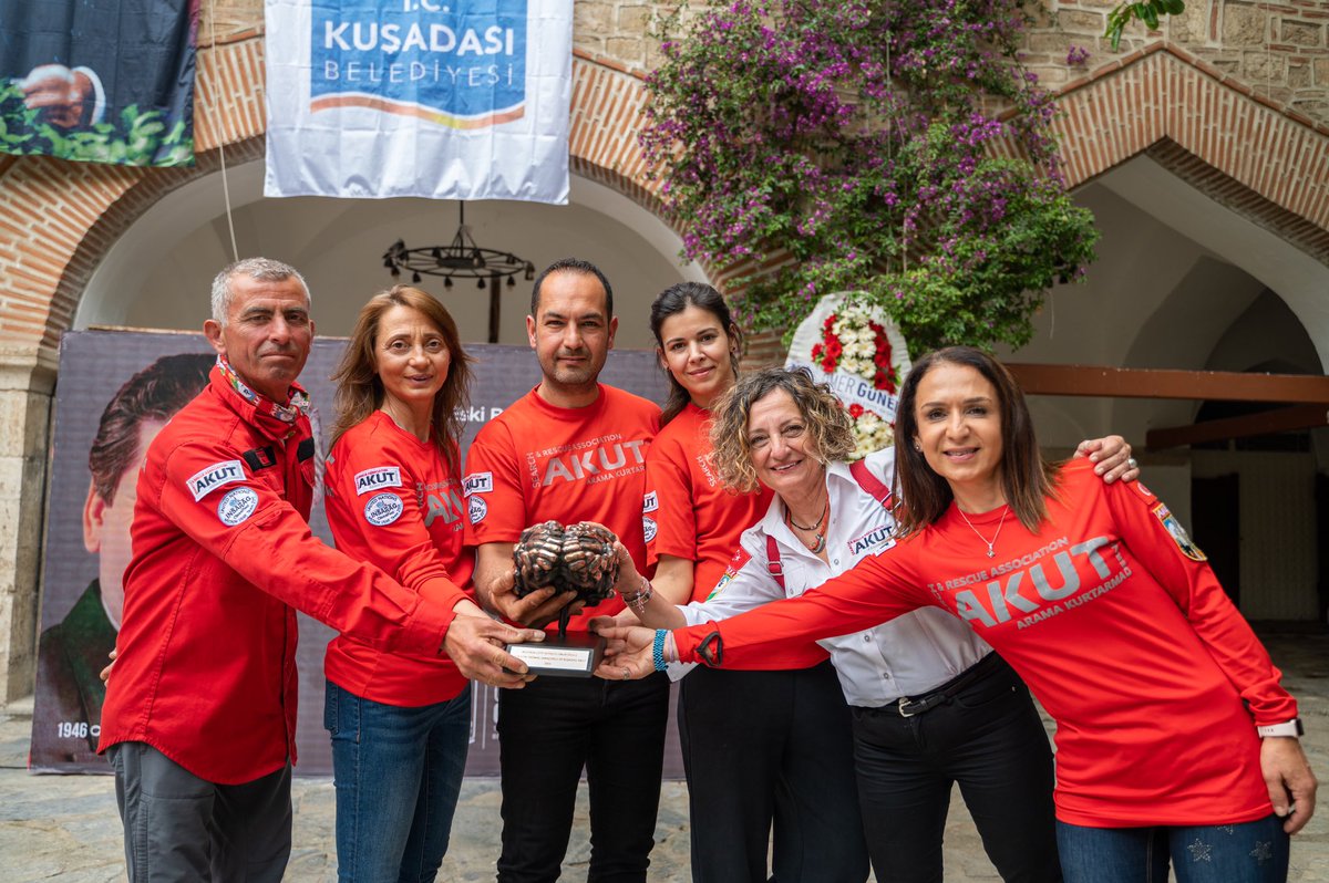 omergunel's tweet photo. Eski Belediye Başkanlarımızdan, Lütfi Suyolcu’yu Anma ve Onur Ödülü Töreni’ni gerçekleştirdik.

Bu yılki Lütfi Suyolcu Onur Ödülü’nü Gazeteci Fatih Portakal’dan alan Kuşadası AKUT lideri Sıtkı Tağmaç Saraçoğlu’nu tebrik ediyor, Başkanımız Lütfi Suyolcu’yu saygıyla anıyorum. https://t.co/byKaUM3UGa