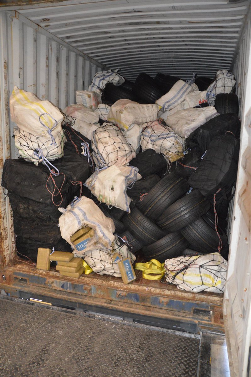 Een enorme partij cocaïne in de haven is vandaag onderschept. Straatwaarde ruim 84 (!) miljoen euro. <a href="/FIOD/">FIOD</a> <a href="/POL_Zeehaven/">Zeehavenpolitie</a> <a href="/OM_Rotterdam/">Openbaar Ministerie Rotterdam</a> en <a href="/Douane/">Douane</a>, samen #HARC onderzoekt de partij. Lees hier verder: om.nl/actueel/nieuws…
