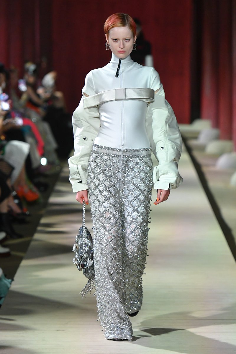 BastillaJenner's tweet photo. No sé si es mi pensamiento, pero algo me dice que el nuevo Gucci de Sabato irá por éste camino. Dejando el maximalismo de lado y enfocándose en prendas más sutiles y con detalles couture muy a lo que Sabato hacía en Valentino. Maybe sea un spoiler de su debut. https://t.co/gY1tqHxP5O