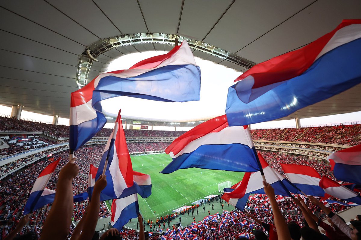 El jueves LA GENTE JUEGA 🇦🇹💪🏼🇦🇹

Si te llevaste una bandera a casa el domingo, y vas este jueves a la cancha , llévala y que vuelva a ondearse en la tribuna !

Ayuda a que la tribuna sea una fortaleza , y sobre todo ALIENTA LOS 90+ 

VAMOS LAS <a href="/Chivas/">CHIVAS</a> 
#ElMasQueridoElMasPopular