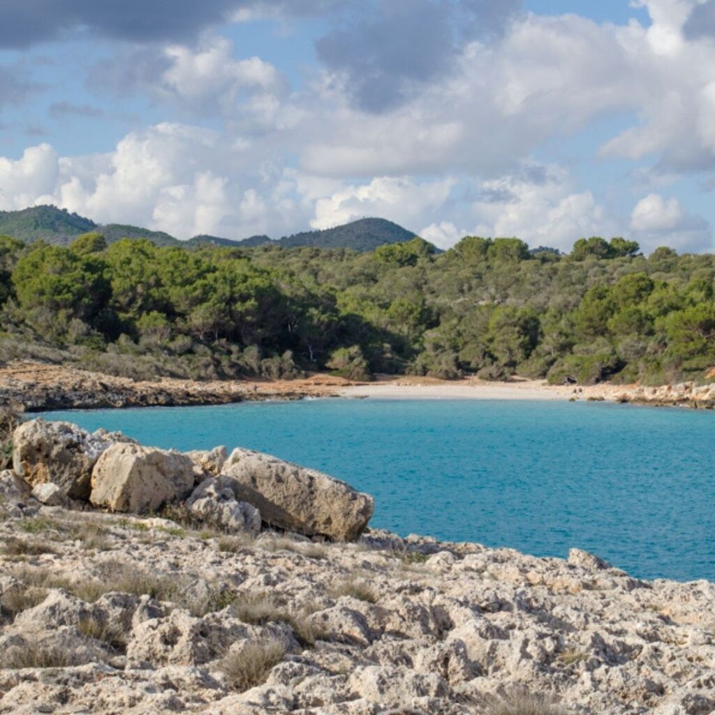 Der Weg zum Paradies ist oft beschwerlich, aber am Ende erwartet dich ein Ort wie dieser. Cala Varques - ein versteckter Schatz auf Mallorca, mit atemberaubenden Höhlen und einem Höhlentor, das dich zu einem der schönsten Strände der Insel führt. Es mag schwer sein, hierher …