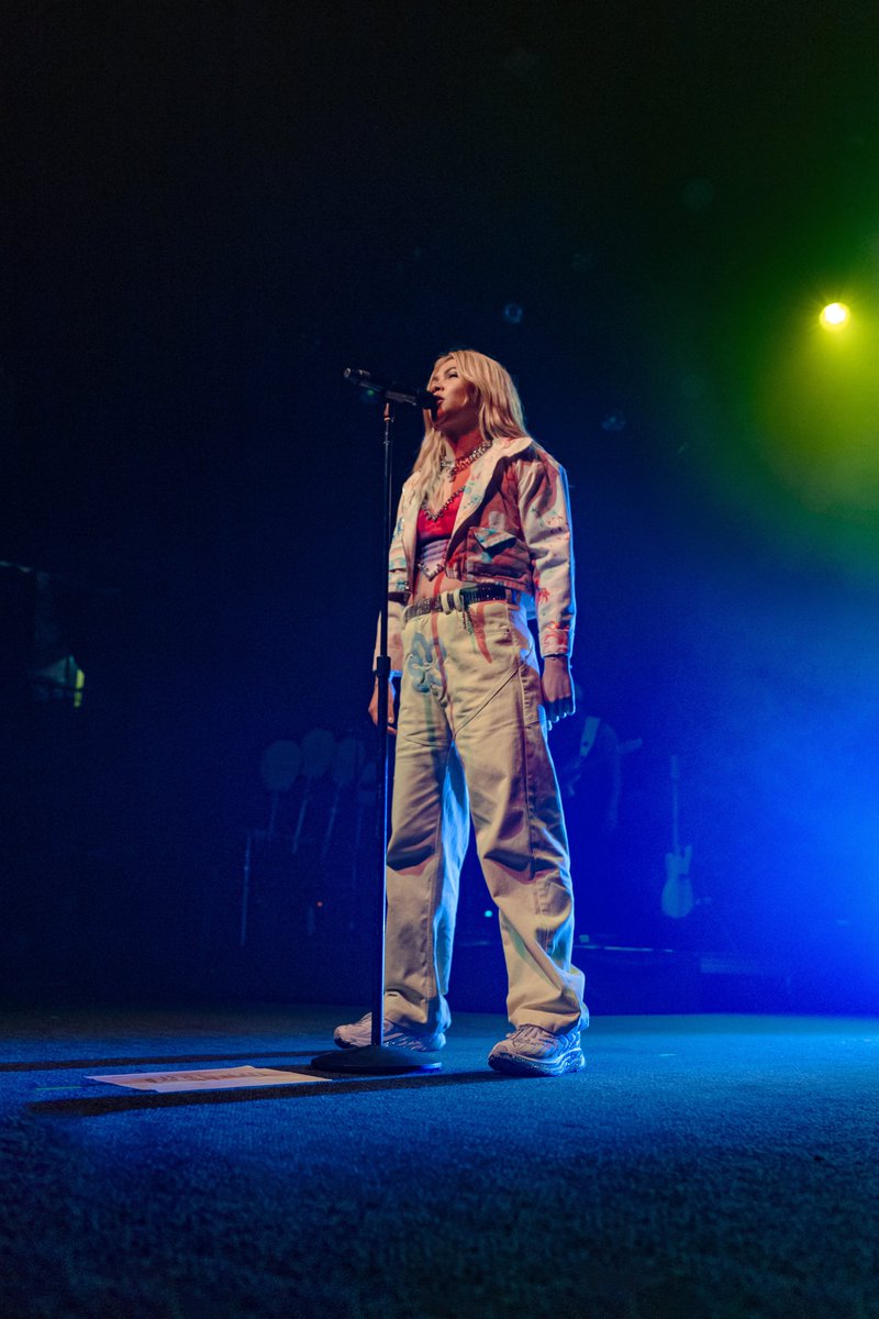 997now's tweet photo. Girls Like Girls Like ✨WE✨ Do 😍❤️ Last night was INCREDIBLE. Lots of love bouncing off the walls. Thank you @HayleyKiyoko -- love you!!

📸: @jaycommacarla https://t.co/CgyLnGHUKQ