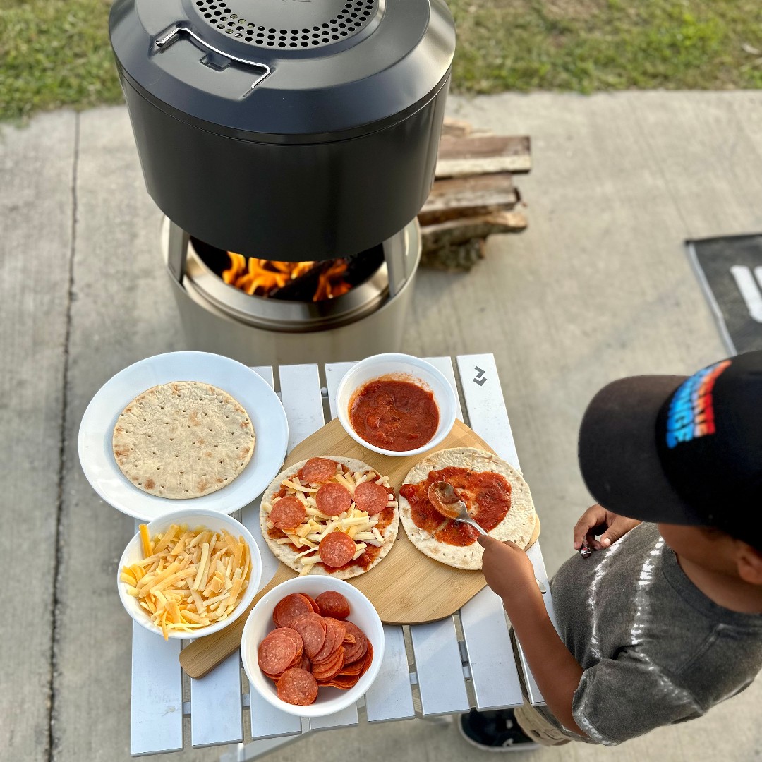 SoloStove's tweet photo. Never settle for ordinary campfire meals.
#solostove #pizzaoven #pizza #overthefirecooking https://t.co/zsfV5UkQ5x