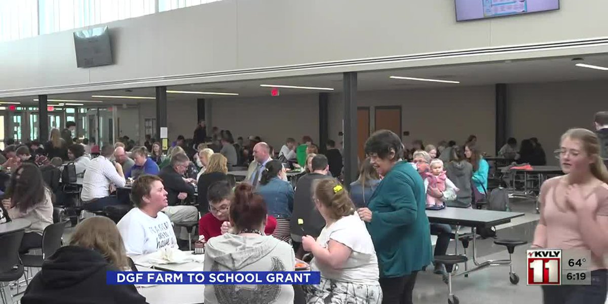 MNagriculture's tweet photo. DGF Farm to School Grant, via @ValleyNewsLive. #MNAg #F2S

📽️ https://t.co/3JVTtARDpb

Full list of Farm to School grant recipients ➡️ https://t.co/llo7loPGma https://t.co/1HSXfmu0pT