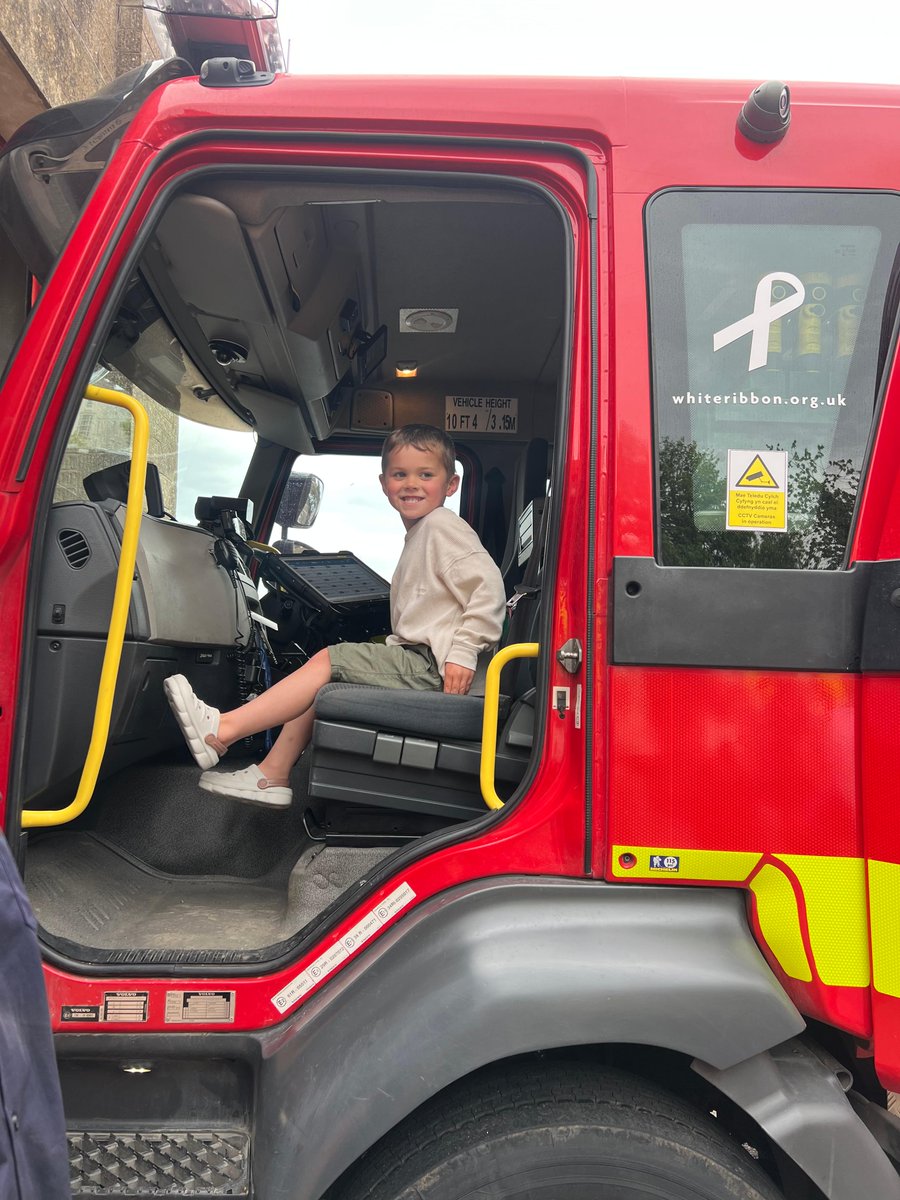 SWFireandRescue's tweet image. 🚒👏 Thank you Grayson!

Last week, we welcomed 4-year-old Grayson to Chepstow Station to thank him for alerting his parents to a sounding carbon monoxide alarm.

Read more on Grayson's bravery and quick-thinking actions 👉 bit.ly/GraysonsHeroSt…