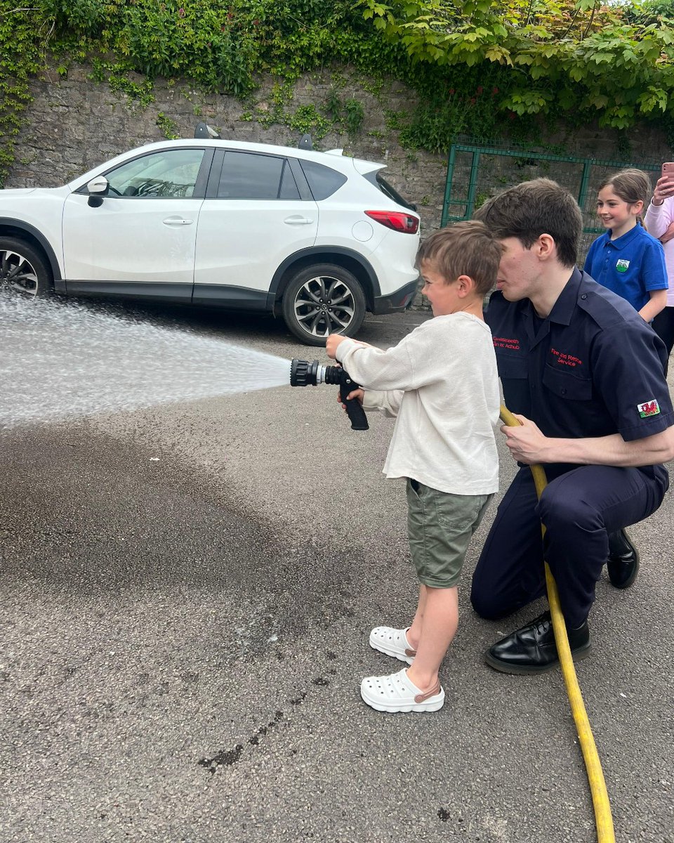 SWFireandRescue's tweet image. 🚒👏 Thank you Grayson!

Last week, we welcomed 4-year-old Grayson to Chepstow Station to thank him for alerting his parents to a sounding carbon monoxide alarm.

Read more on Grayson's bravery and quick-thinking actions 👉 bit.ly/GraysonsHeroSt…