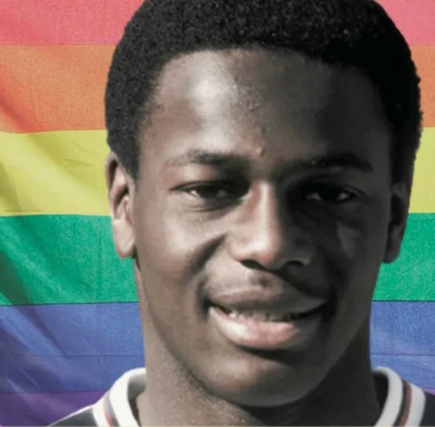 Justin Fashanu fue el primer #futbolista inglés en declarar su #homosexualidad. Lo hizo hasta que ya se había retirado, pero su orientación le trajo problemas desde el primer día en la liga #profesional. Conoce su historia: n9.cl/80fmd