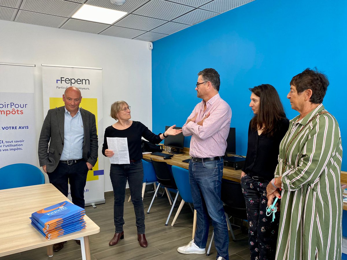 ✍️Cette signature lance la mise en place d'un Point Relais Particulier Emploi au sein de <a href="/CastelnauleLez/">Castelnau-le-Lez</a>.

📍Ce Point Relais Particulier Emploi est un espace de proximité d’information. Les habitants peuvent trouver de la documentation sur l’emploi à domicile entre particuliers.