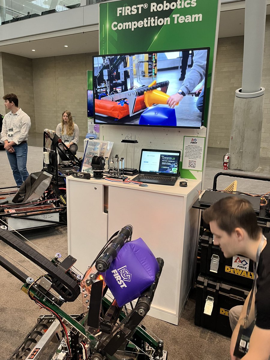 stoneformation's tweet photo. #omgrobots so excited to meet up with the @Onshape education team and hear how students are using #CloudCAD here at #Liveworx #LifeatPTC #STEM @FIRSTweets https://t.co/S19msQAVqn
