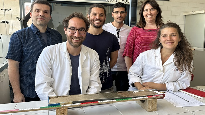 Facultat de Ciències de la Terra (@geologiaub) on Twitter photo El flux d’aigua del Mediterrani cap a l’Atlàntic fa 13000 anys era el doble que l’actual. Ho demostra un nou article a <a href="/CommsEarth/">Communications Earth & Environment</a> del doctorant Sergio Trias-Navarro, dirigit per <a href="/leopenausa/">Leopoldo Pena</a> i <a href="/IsabelCacho8/">Isabel Cacho</a> del <a href="/GRCGM/">Geociències Marines</a> <a href="/DeptDto/">deptDTO</a>
Més info: bit.ly/3MsWVXM El flux d’aigua del Mediterrani cap a l’Atlàntic fa 13000 anys era el doble que l’actual. Ho demostra un nou article a <a href="/CommsEarth/">Communications Earth & Environment</a> del doctorant Sergio Trias-Navarro, dirigit per <a href="/leopenausa/">Leopoldo Pena</a> i <a href="/IsabelCacho8/">Isabel Cacho</a> del <a href="/GRCGM/">Geociències Marines</a> <a href="/DeptDto/">deptDTO</a>
Més info: bit.ly/3MsWVXM