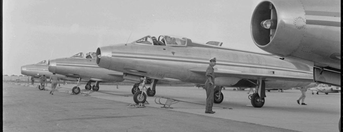 Armee_de_lair's tweet image. 🎂Il y a 70 ans jour pour jour, la patrouille de 4 Republic F-84 de la 3e escadre de Reims se faisait surnommer Patrouille de France.
Un très joyeux anniversaire à @PAFofficiel !
➡️Retour sur la naissance de cette patrouille acrobatique haute en couleur: bit.ly/3O9JkWs