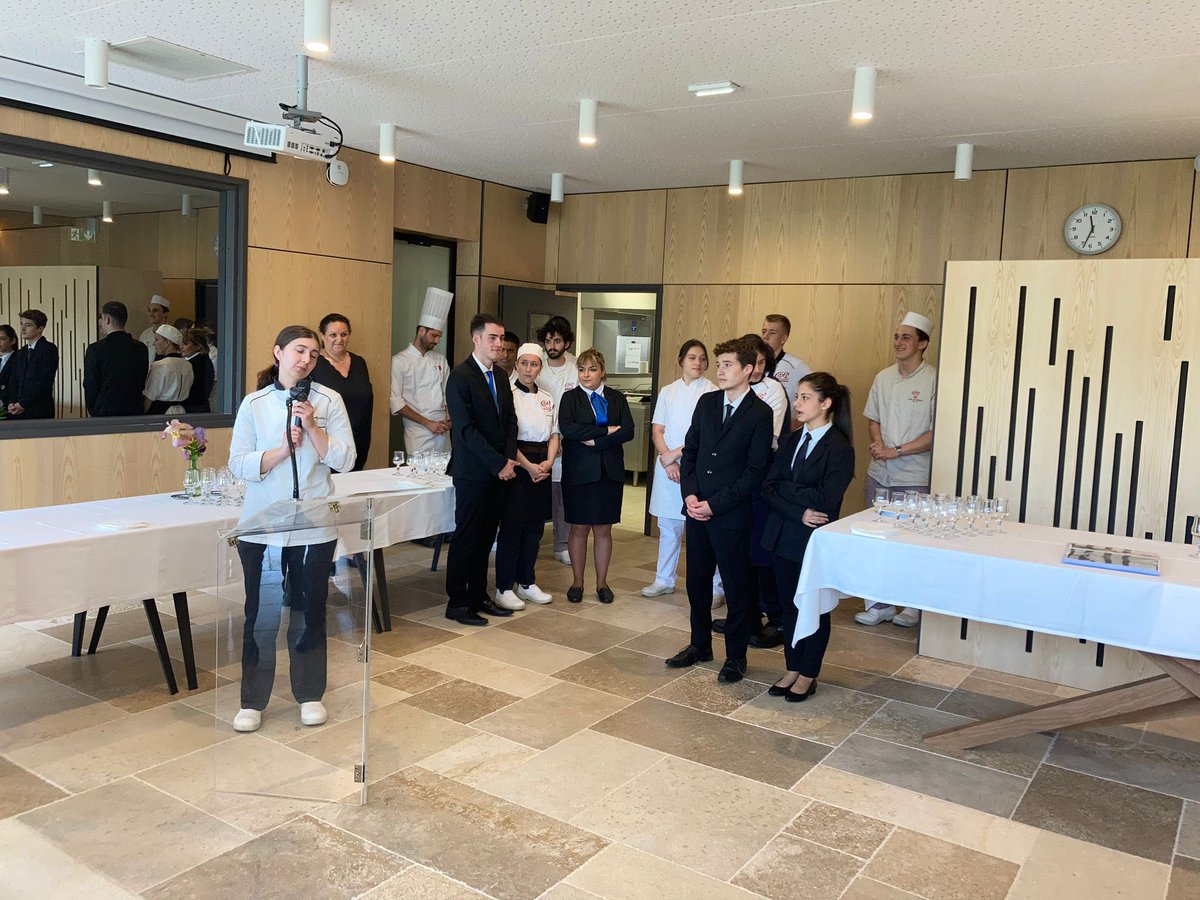 Prefet46's tweet photo. #Apprentissage | Inauguration ✂️ par la préfète du Lot du restaurant d’application « Saveurs et savoirs » de l’école des métiers du Lot à Cahors. Cet outil pédagogique est un lieu d’expression du savoir faire des élèves. Les réservations se font en ligne ➡️https://t.co/bRWrXXIXJk https://t.co/6HTBRaEarc