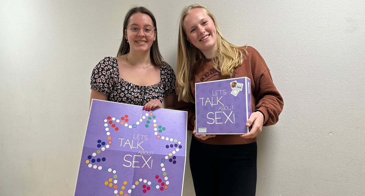 Dunamare's tweet image. Hoe werkt het vrouwelijk geslachtsdeel? Wat is gender? Waar kun je tegenaan lopen als je seks hebt? Leerlingen Summer Willems (links) en Roos Nederbragt ontwikkelden een vijfdelige lessenserie die antwoord geeft op dit soort vragen. Lees meer: dunamare.nl/nieuws/leerlin…