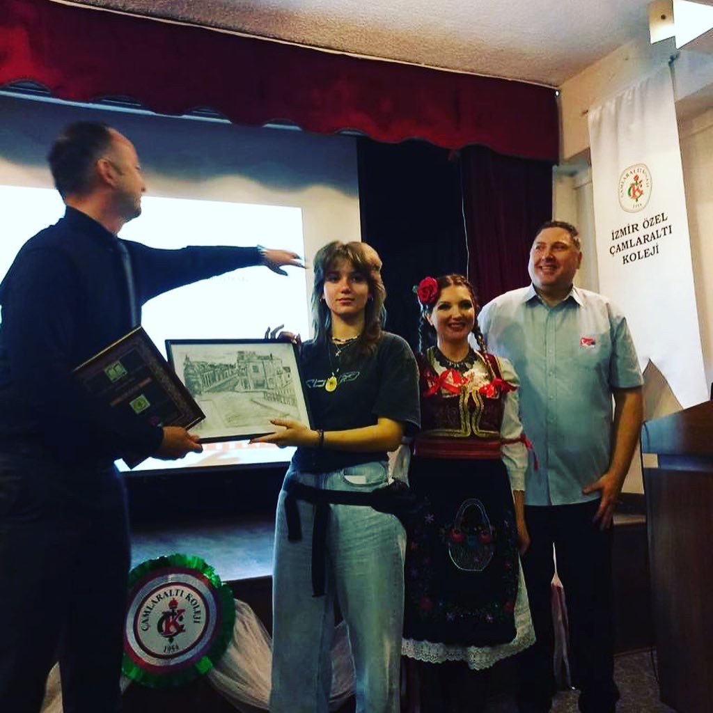 AFSTurkiye's tweet image. 🔎🧭 ✨Sınıf değişim programıyla İzmir Özel Çamlaraltı Koleji’ne konuk olan misafirlerimiz, konuk eden öğrenciler ve öğretmenlerle birlikte gezilere ve etkinliklere katıldı, kültürlerini ve hikâyelerini paylaşma imkânı buldular. 

#afseffect #afsprograms