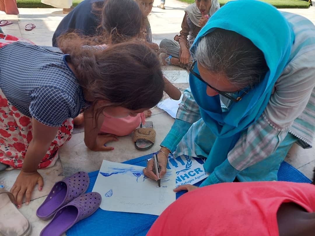 MandeepOBrien's tweet photo. At Alwaha community center in Port #Sudan, It supports 7 IDP gathering sites with hot food cooked by volunteers🙏
Then to a gathering site; #UNICEFSudan &amp; SCCW provide recreational kits for kids and water. Happy to see partners &amp; our support #ForEveryChild. Saddened by huge need. https://t.co/IB6mBQd5Fb