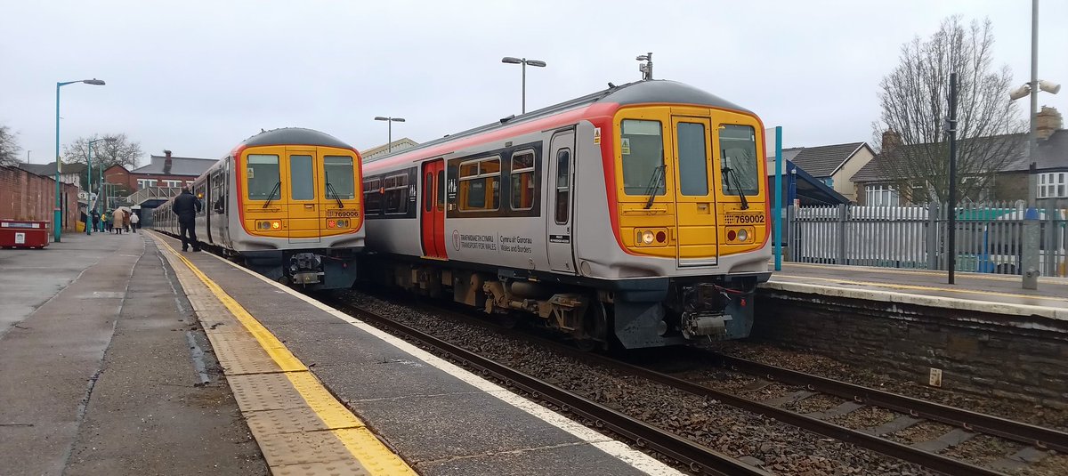 NotYOLOSmh's tweet image. Almost look the same 

Same station but different trains 

#Class769 #Class231 @tfwrail