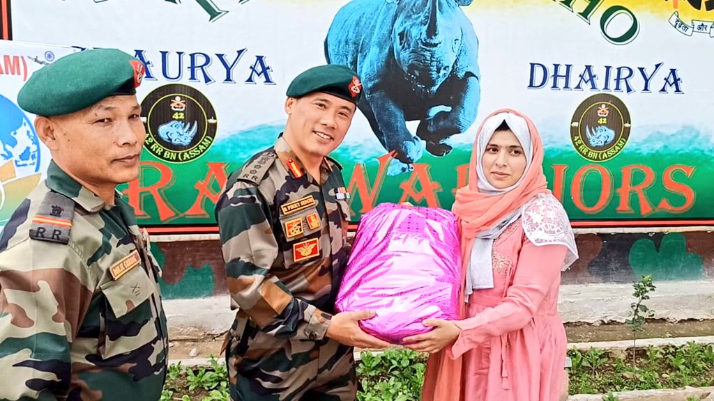 rohil_bashir's tweet photo. #In_Pics
Indian Army's #42RR today felicitated #mahira_shah who entered Indian Book of Records by making world's smallest Shikara in mandala art, Mahira her family members were honoured &amp; they thanked @ChinarcorpsIA for this initiative. @adgpi @NorthernComd_IA @RadioRaabtaFm https://t.co/haaCZzfVj7