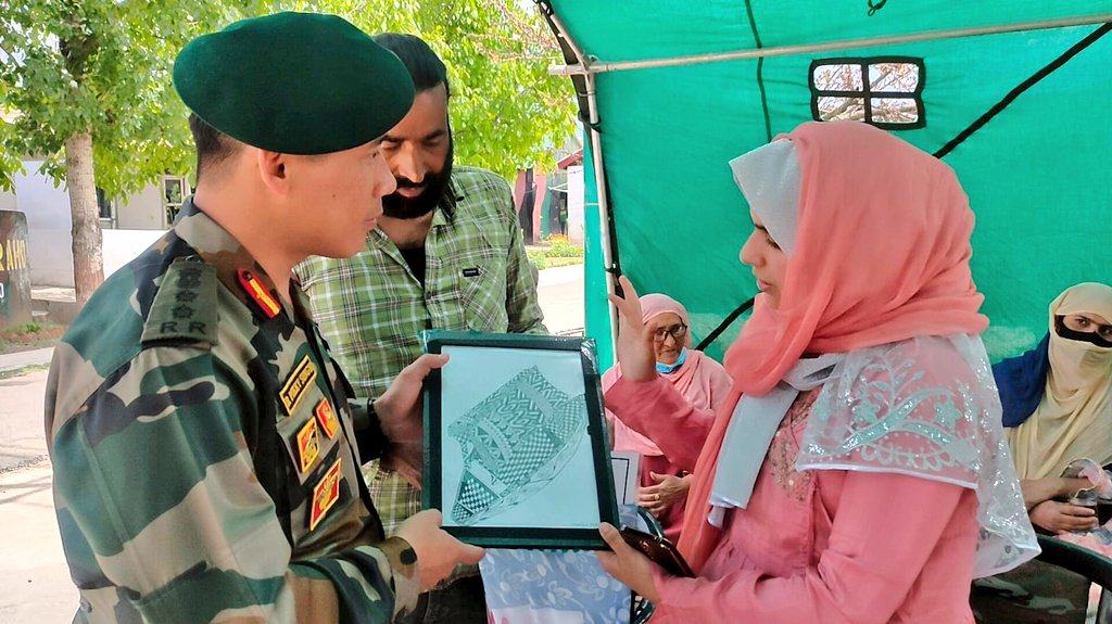 rohil_bashir's tweet photo. #In_Pics
Indian Army's #42RR today felicitated #mahira_shah who entered Indian Book of Records by making world's smallest Shikara in mandala art, Mahira her family members were honoured &amp; they thanked @ChinarcorpsIA for this initiative. @adgpi @NorthernComd_IA @RadioRaabtaFm https://t.co/haaCZzfVj7