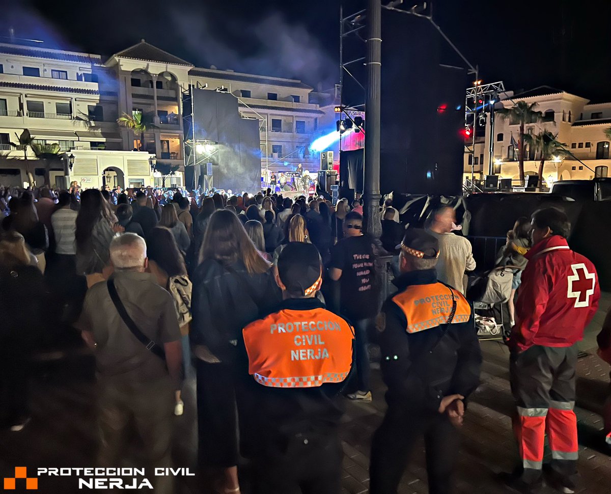 🟠 PREVENTIVO 🔵

🔸El pasado domingo, estuvimos de servicio dando cobertura preventiva al concierto🎤 de La Húngara celebrado en la Plaza de España🇪🇸

✅ Finalizado sin incidencias.
