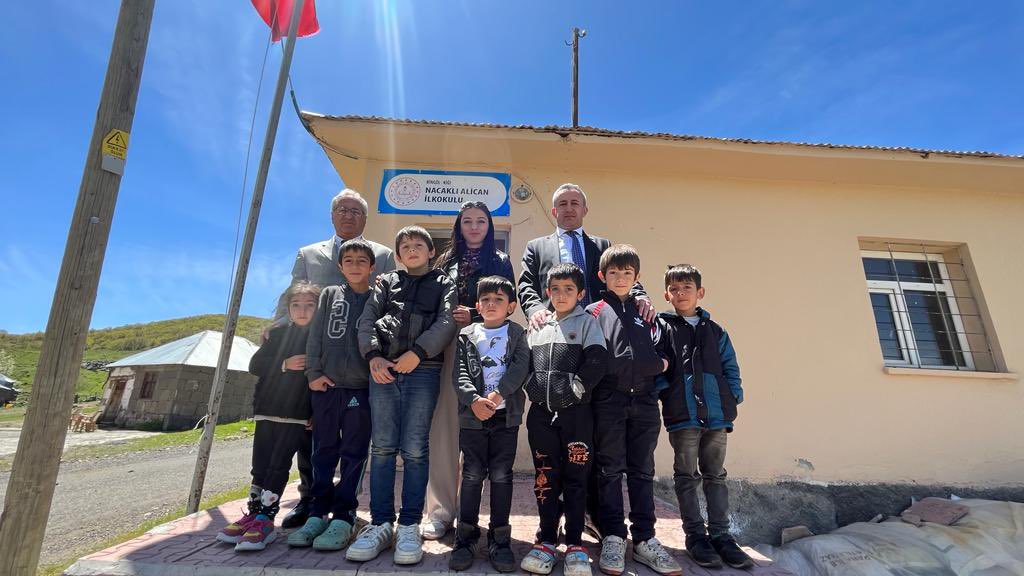 KigiKaymakam's tweet photo. Sayın Kaymakamımız Muhammet İKİS, İlçe Milli Eğitim Müdürümüz Hüseyin YALÇIN ile birlikte köylerimizde bulunan Nacaklı-Alagöz İlkokulu ve Sırmaçek İlkokulunu ziyaret etti. https://t.co/yWyOVfIhks