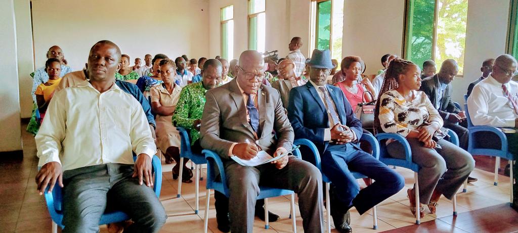 agasumonews's tweet photo. #Burundi:Le directeur du #CEBULAC #Sébastien_NTAHONGENDERA  confirme qu'il y a les 50 CLAC c'est à dire que le CEBULAC à 50 blanches dans 50 communes du pays avec un CLAC-temoin (à Ngagara) au total un effectif de 51 CLAC a été mis en place dans tout le pays. https://t.co/VTAbEQWMfl