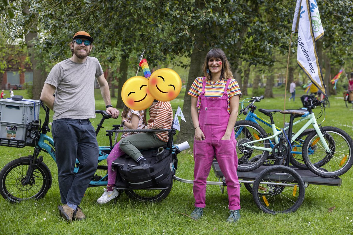 laylasiebert's tweet photo. Me and the family at @kidicalmassmcr on Sunday. What a blast!  Big up to @luxerama for rigging up our @ternbicycles cargo bike with his home made bike carrier-trailer. Ended up being a much appreciated  taxi for bikes and little people with tired legs! All the love ❤️🚲 https://t.co/qH8YAMuFl0