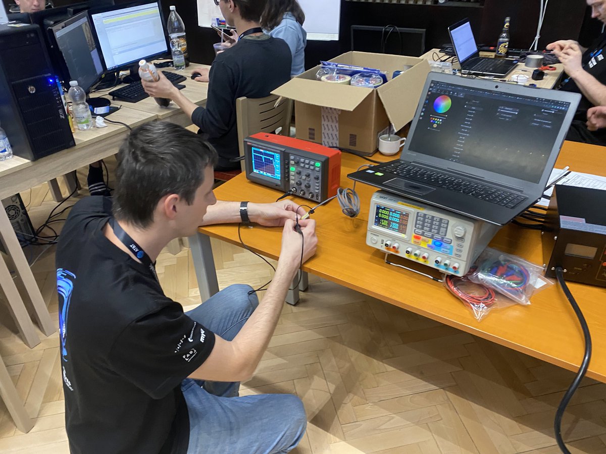 just_franta's tweet photo. #atthack oni používají osciloskop!😱 https://t.co/38vDOy4zbH