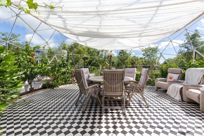 Happy #InternationalDayofLight.  

Exposure to light has been linked to health benefits, including elevated mood and reduced anxiety. Our domes have 360d windows, allowing you to flood the room with the largest amount of light.

Find out more -> solardome.co.uk/about-geodesic…