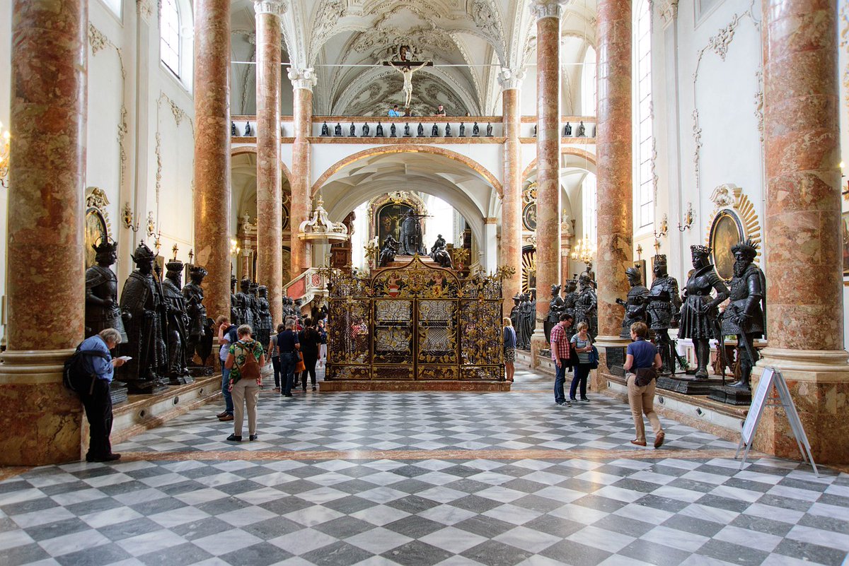 Hofkirche in Innsbruck, wanneer je aan het prachtige Tirol en zijn hoofdstad Innsbruck denkt, is het bijna onmogelijk om niet ook aan de Hofkirche te denken. 

#hofkirche #innsbruck #keizer #maximilian

tirolinfo.nl/hofkirche/