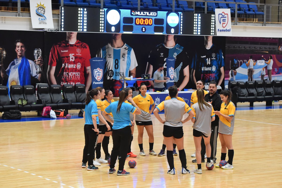 DeportesBA's tweet photo. Los SeleccionadosBA de Handball, femenino y masculino, disputaron un amistoso frente a las selecciones de El Salvador en el coqueto estadio del Parque Olímpico.
Estos encuentros sirvieron como preparación para los equipos de la Ciudad de cara a un año cargado de compromisos. https://t.co/YQqkjRUC9u
