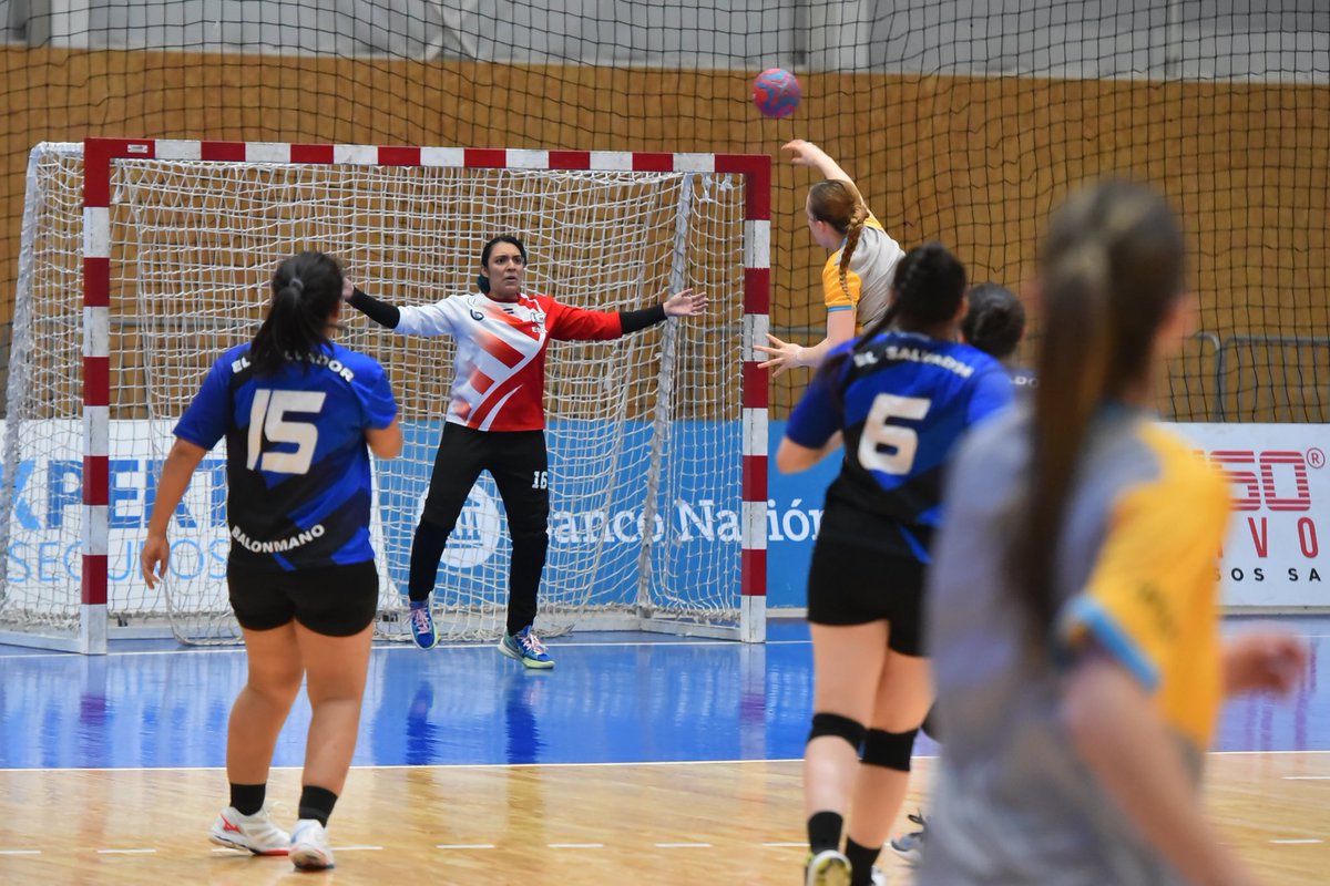 DeportesBA's tweet photo. Los SeleccionadosBA de Handball, femenino y masculino, disputaron un amistoso frente a las selecciones de El Salvador en el coqueto estadio del Parque Olímpico.
Estos encuentros sirvieron como preparación para los equipos de la Ciudad de cara a un año cargado de compromisos. https://t.co/YQqkjRUC9u