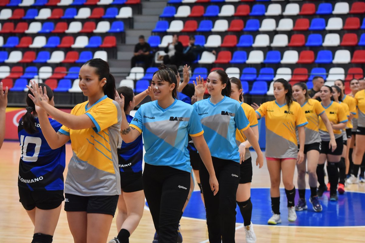 DeportesBA's tweet photo. Los SeleccionadosBA de Handball, femenino y masculino, disputaron un amistoso frente a las selecciones de El Salvador en el coqueto estadio del Parque Olímpico.
Estos encuentros sirvieron como preparación para los equipos de la Ciudad de cara a un año cargado de compromisos. https://t.co/YQqkjRUC9u