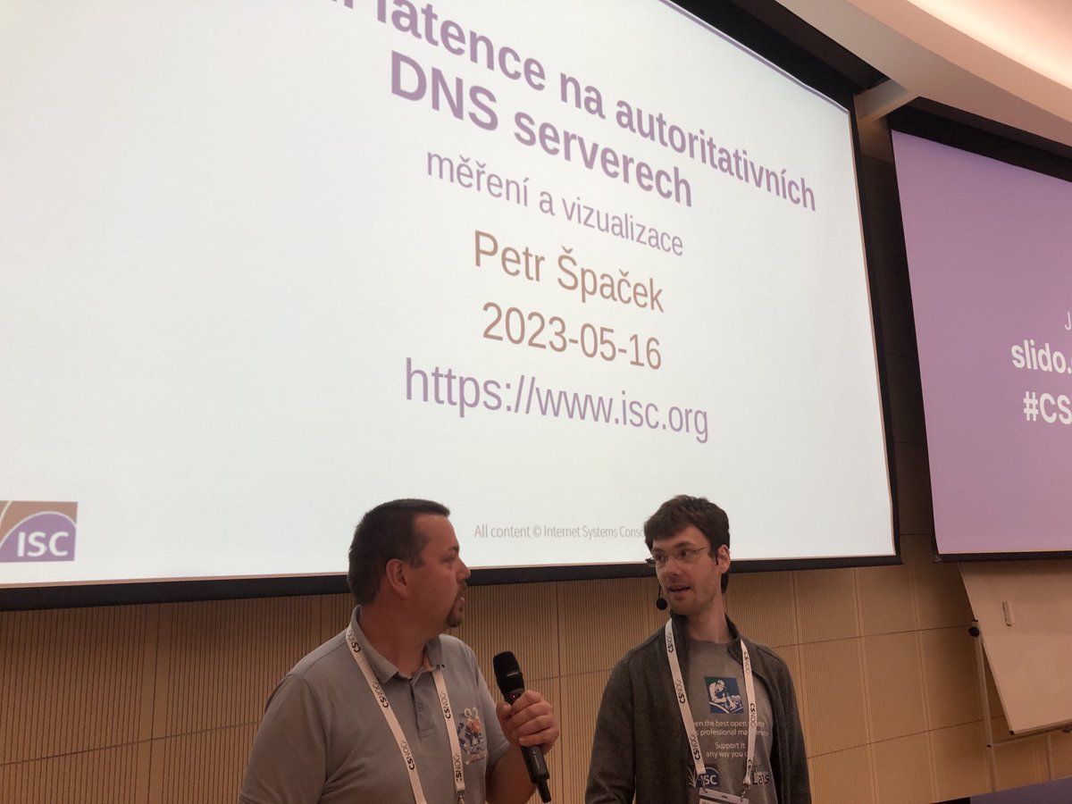 CSNOG_EU's tweet image. Po Ondřejích se u prezentačního pultu sešli Petrové (Krčmář a Špaček). Začíná třetí blok #CSNOG2023. #CSNOG #NOG