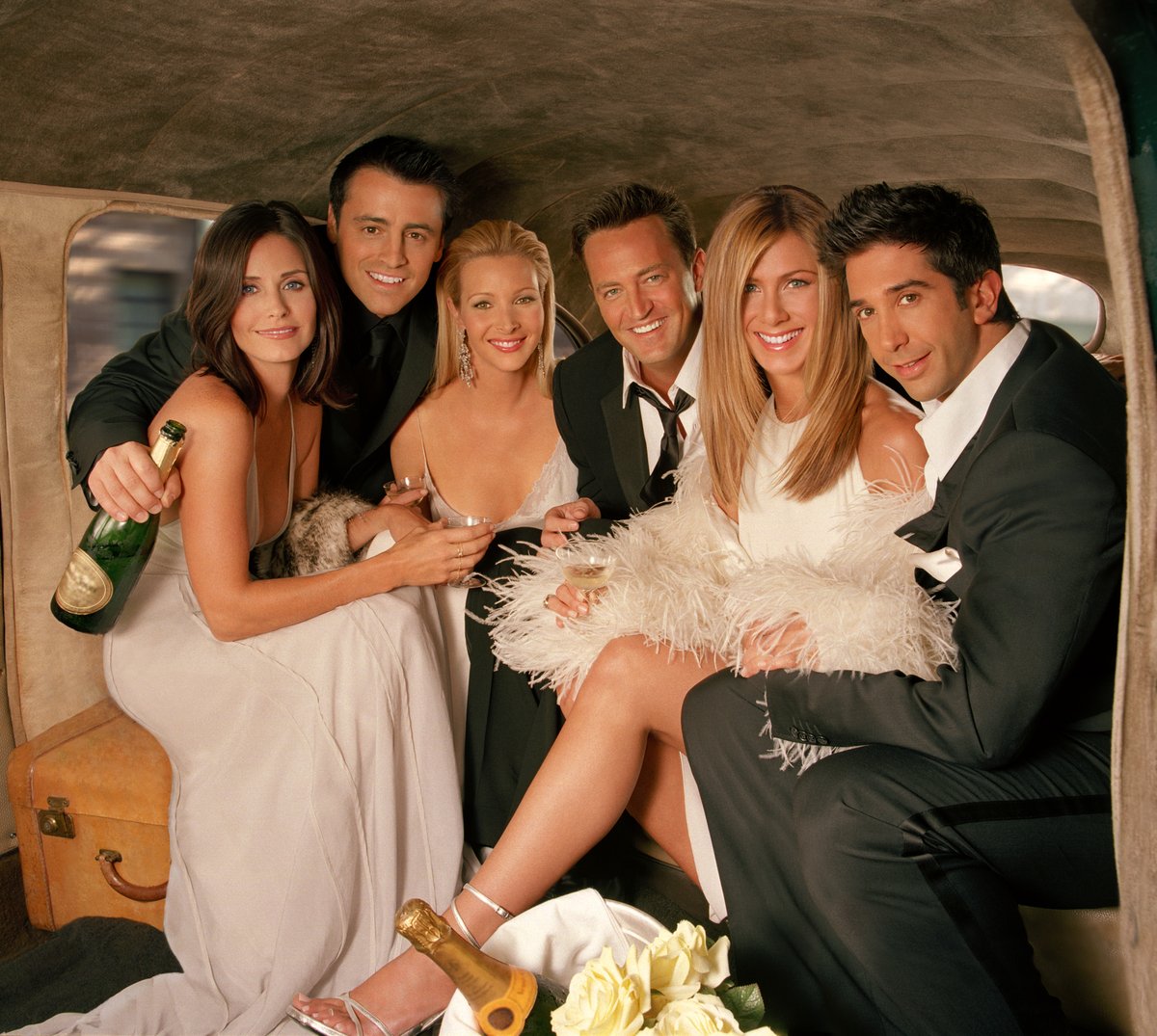 FriendsTV's tweet photo. An iconic cast to say the least. #FRIENDS #NationalBFFDay https://t.co/MCGh60E4vx